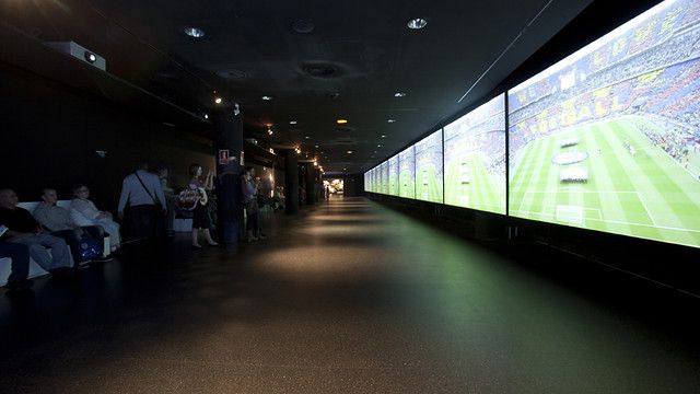 Вид на 35 метровый экран с лучшими моментами последних чемпионатов FCB