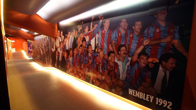Стена раздевалки с большой картиной Лига Чемпионов Уэмбли 1992